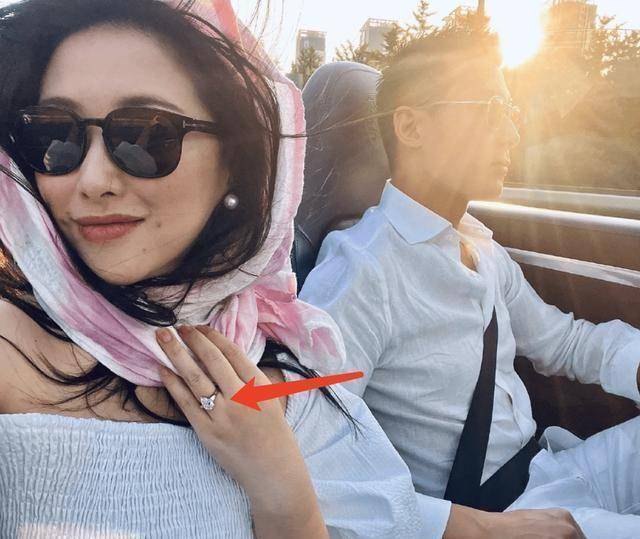 朱珠分享九宫格美照,与丈夫开豪车兜风,却因未系安全带引争议_王昀佳