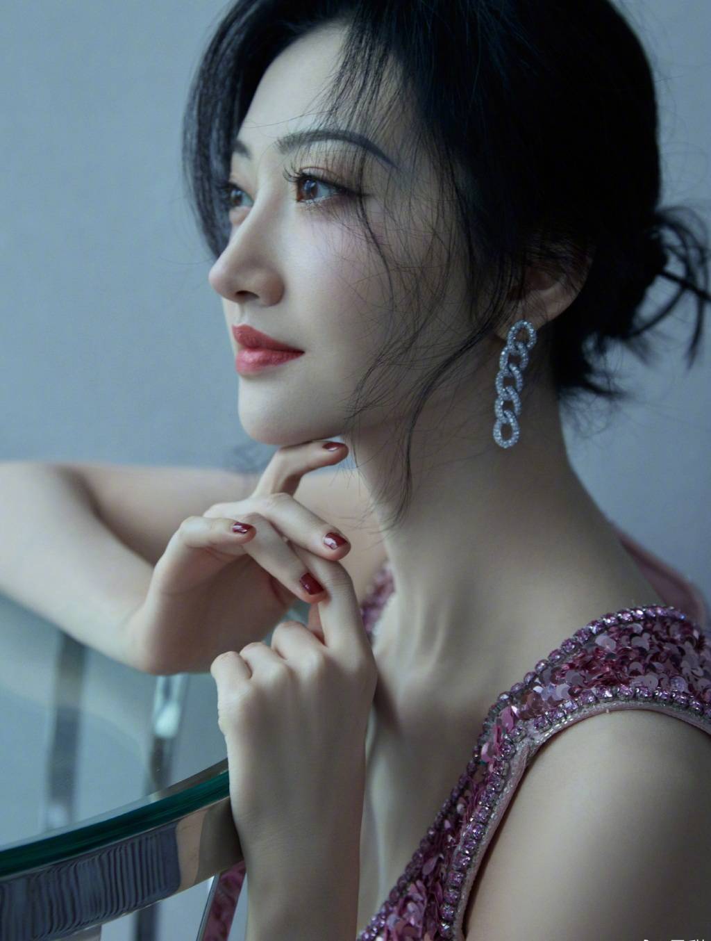 女星景甜穿粉色珠片长裙拍摄写真,端午佳节祝福送到给粉丝_工作_照片