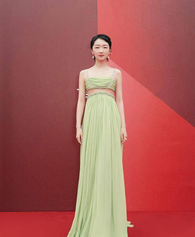 周冬雨:我不止是burberry!_时尚_比例_传统