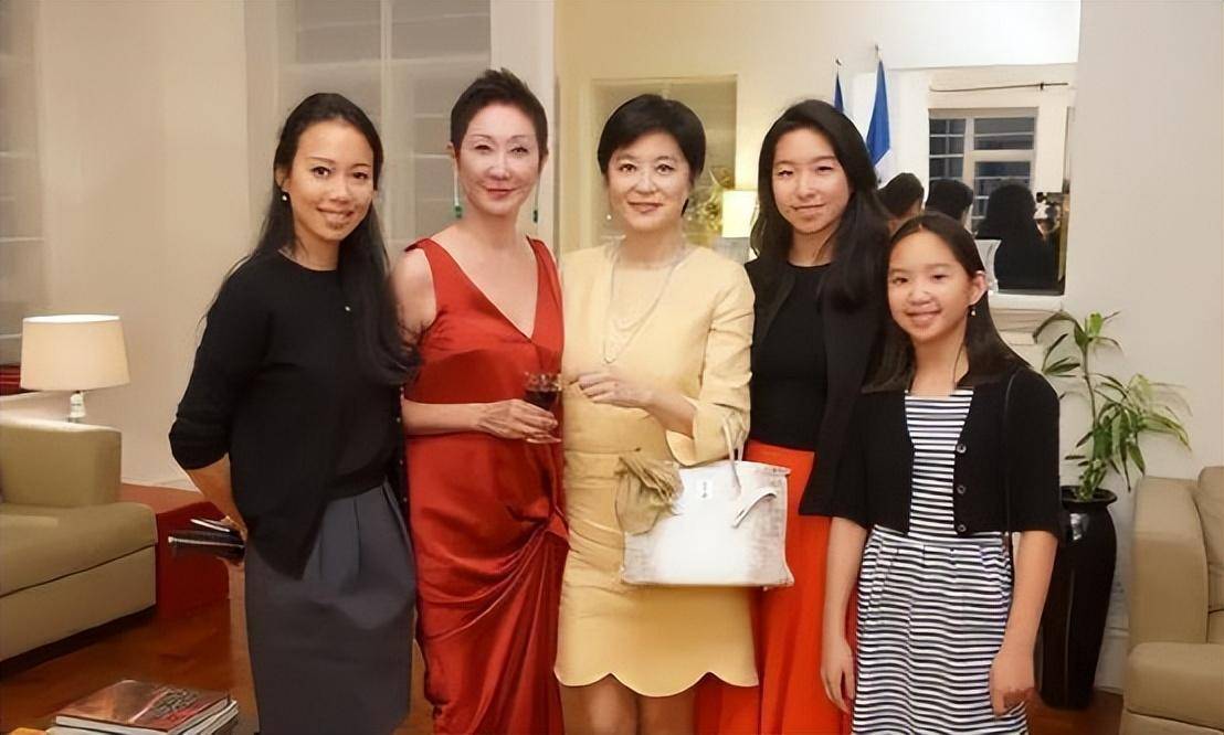 林青霞与何超琼的造型解析↓名媛富豪何超琼与娱乐圈永恒女神林青霞