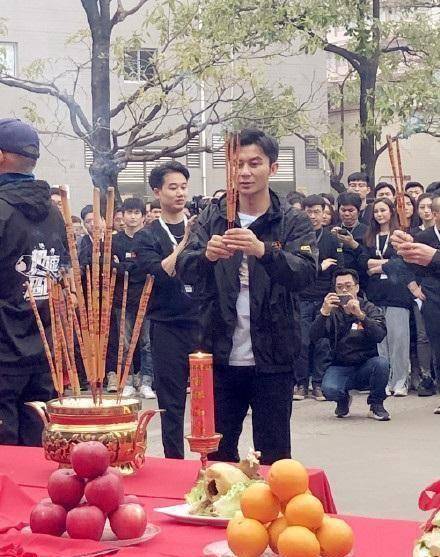 郑恺行程发布,远行前带苗苗逛街,真甜!_消息_广州_电影