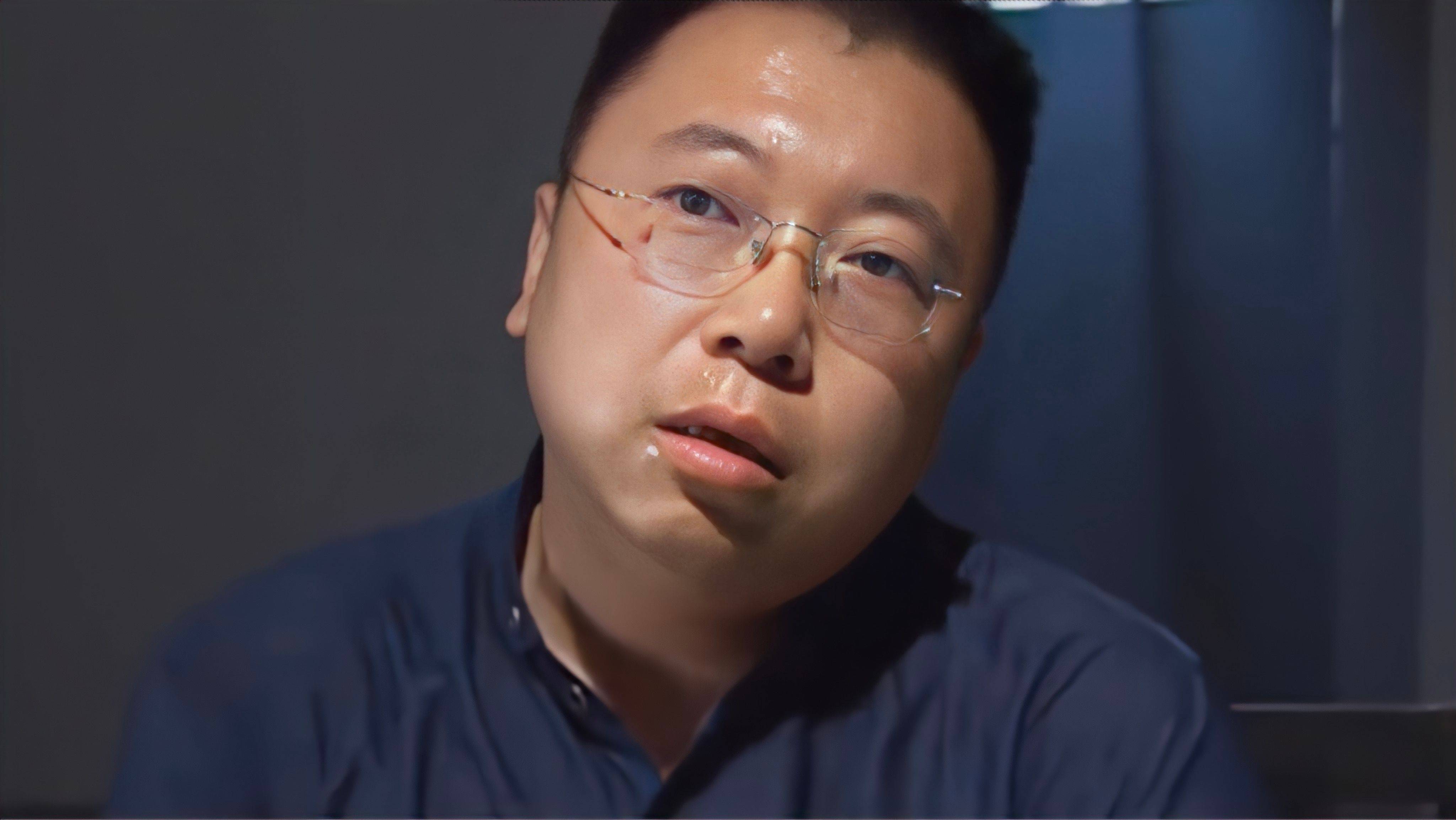 他也是一名专业的演员,但是在做演员之前,黄永刚已经练了四五年的健美