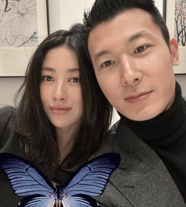 朱珠分享九宫格美照,与丈夫开豪车兜风,却因未系安全带引争议_王昀佳