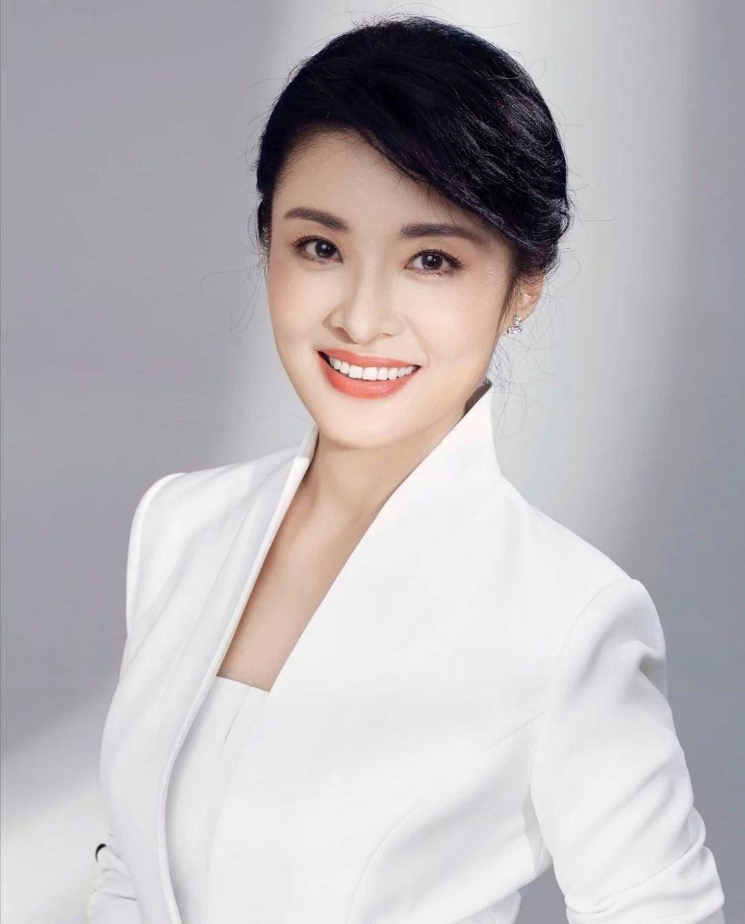 一组周涛精美写真图集,展现出她的独有魅力和风采.