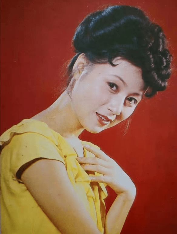 快60岁的马兰一直很美,黑色系穿搭优雅贵气,和余秋雨甜蜜似新婚