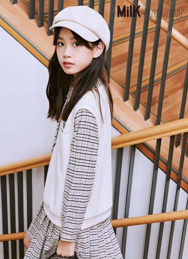 三,帅气牛仔套装,打造潮酷风十一岁的张凯琳时尚驾驭能力不仅于此,她