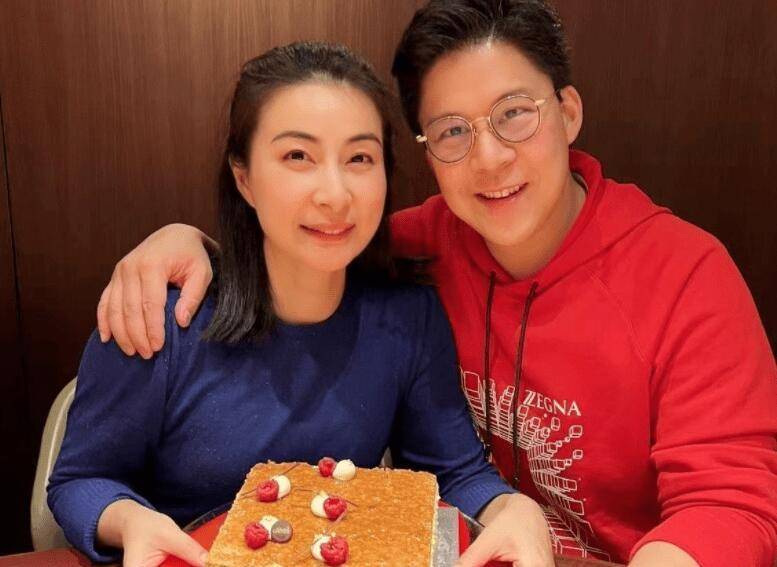 2004年,25岁的霍启刚与23岁的跳水队运动员郭晶晶正式开始恋爱,两人的