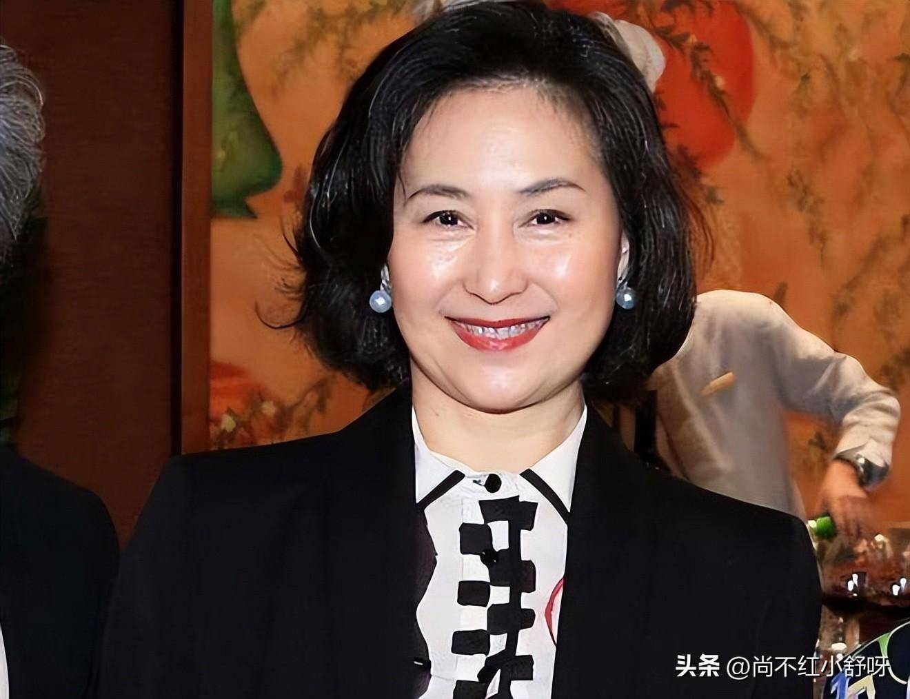 看了孟晚舟和何超琼的长相,我发现中年女性比年轻女性更加高贵