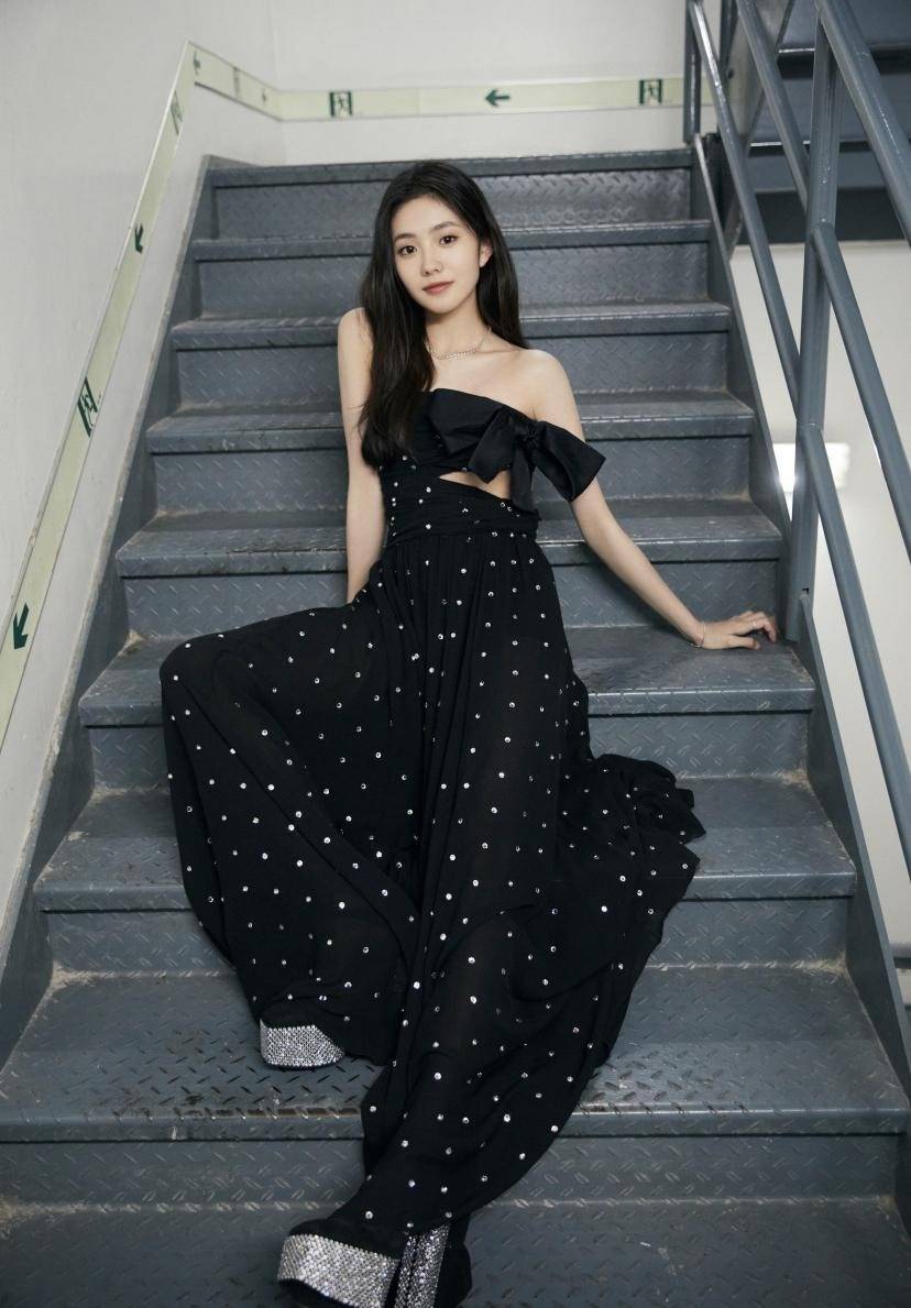 张艺谋审美太好,就算刘浩存是淡颜女子,穿上黑裙照样美得惊艳