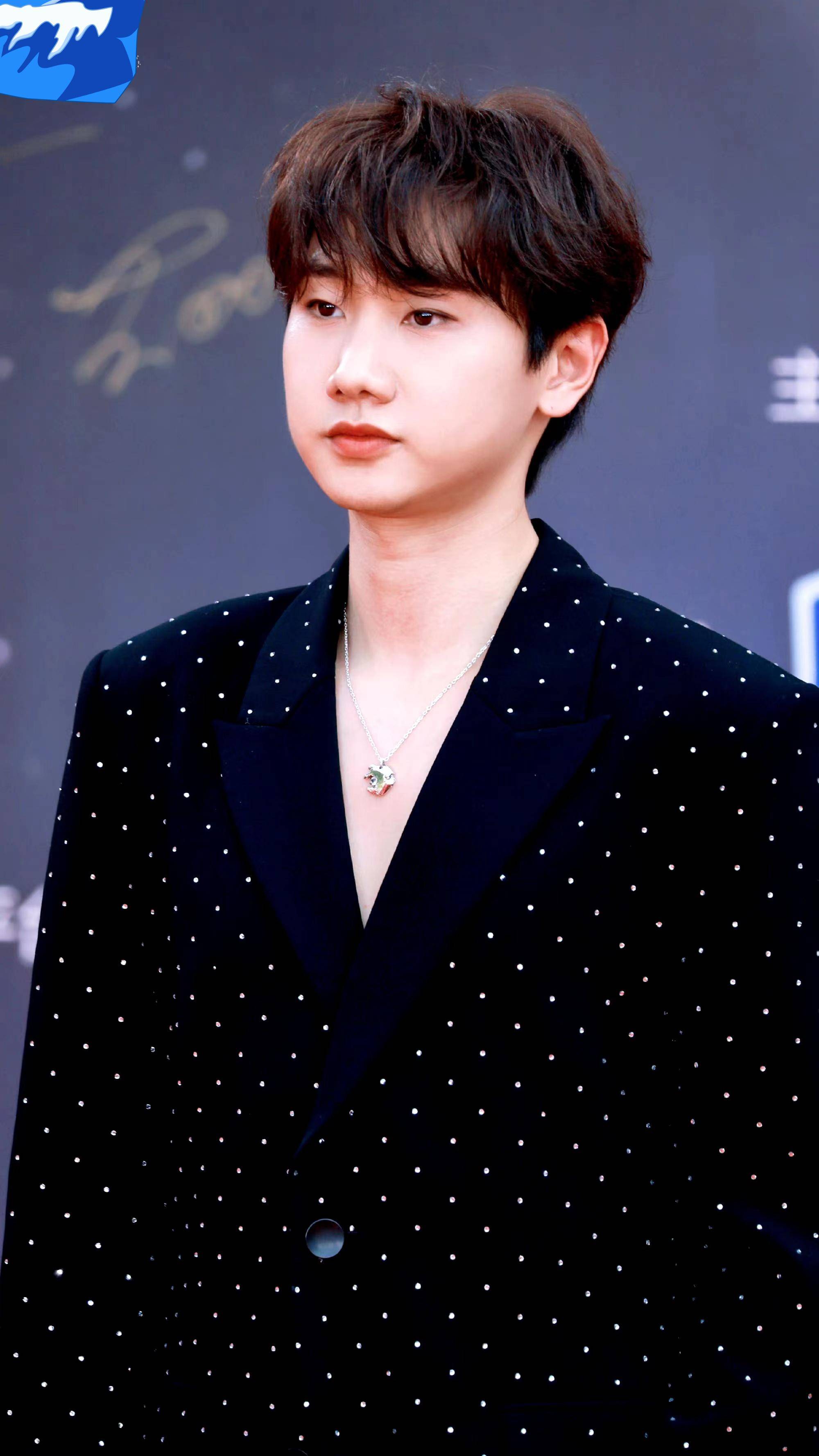 看得出来汪苏泷对于造型是认真的,这套衣服看起来正式又活泼汪苏泷