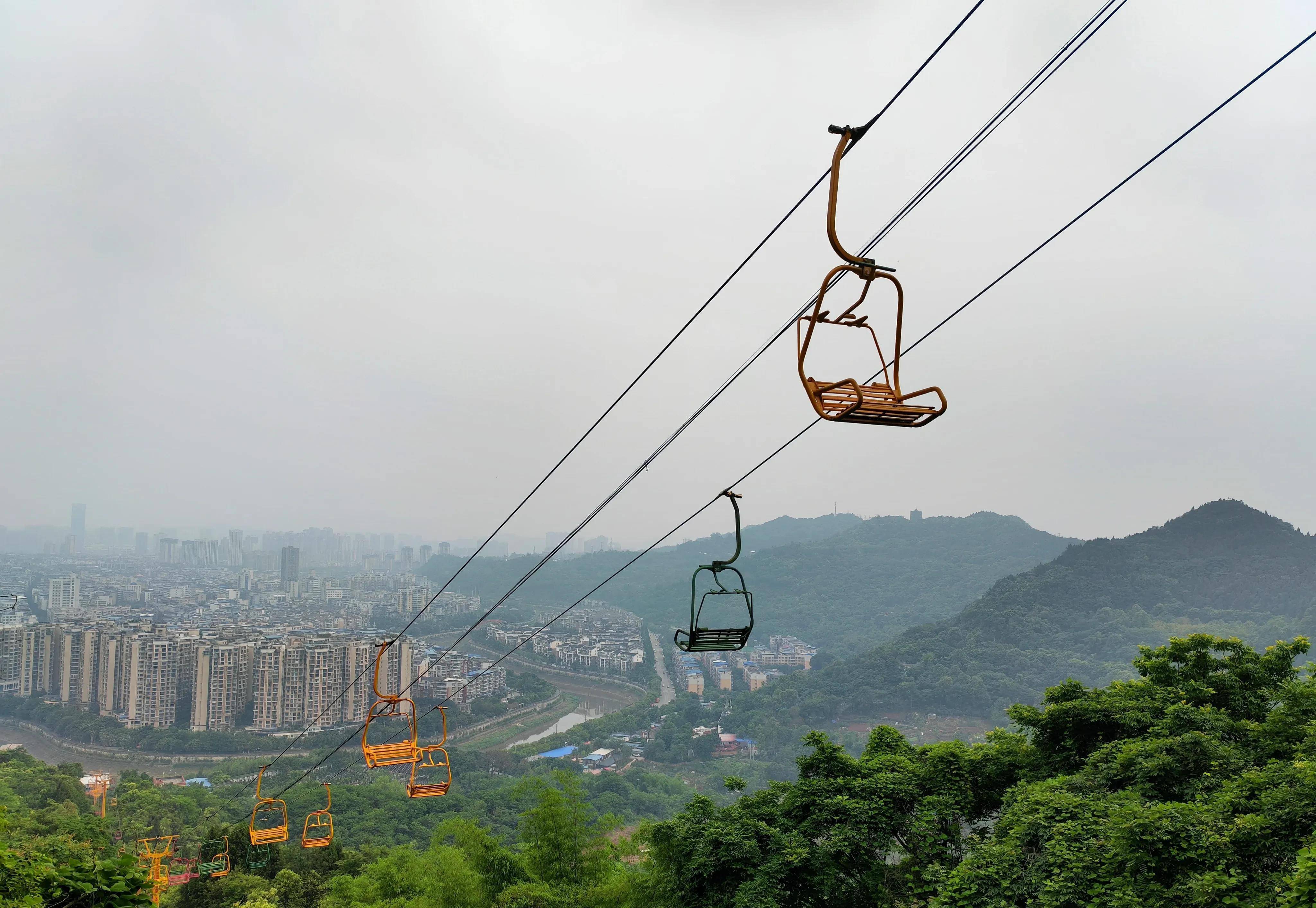 西山風景區主要有三個景點:棲樂山,開漢樓,萬卷樓.在南充市區