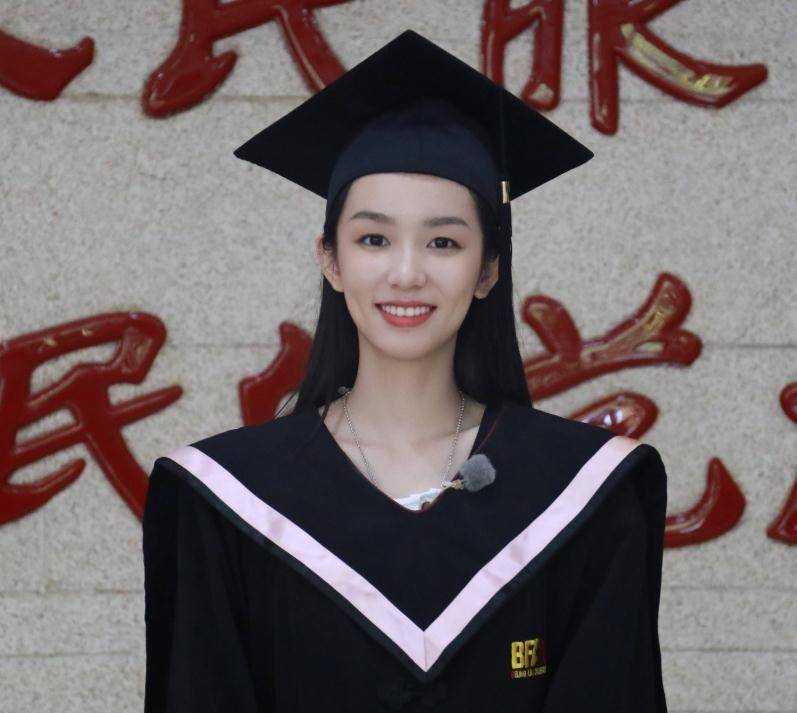 周也6元证件照上热搜,五官精致堪比精修,网友:美女真的没烦恼_观众们