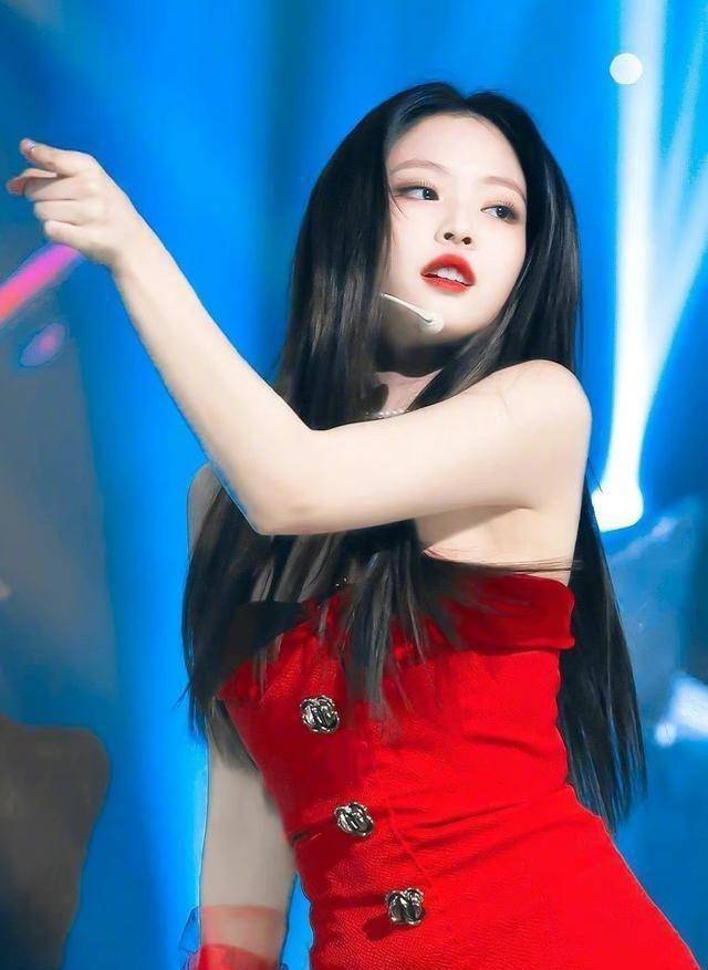 而blackpink红色的造型,我们可以看出来,真的是非常