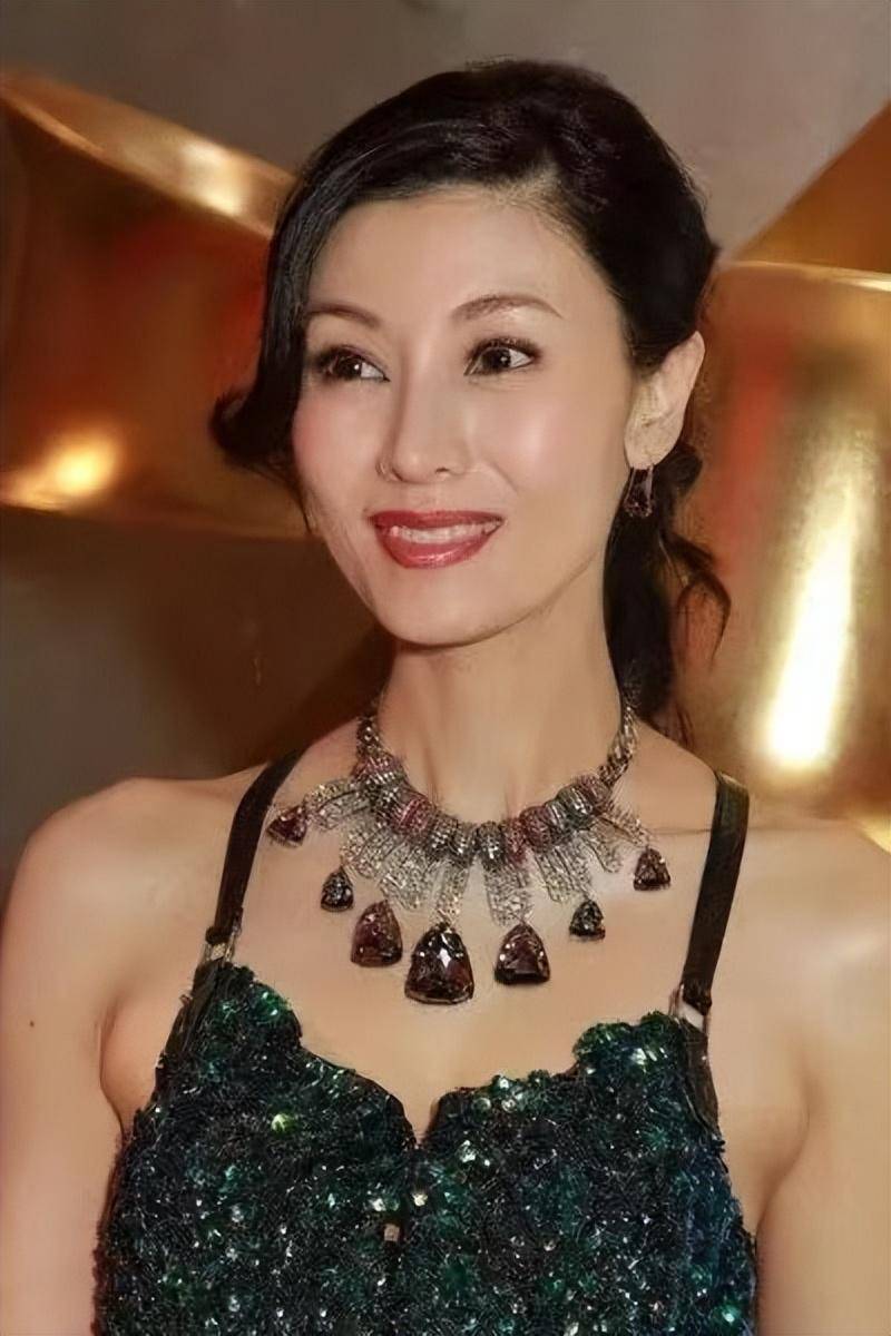 李嘉欣的衣服真高调!