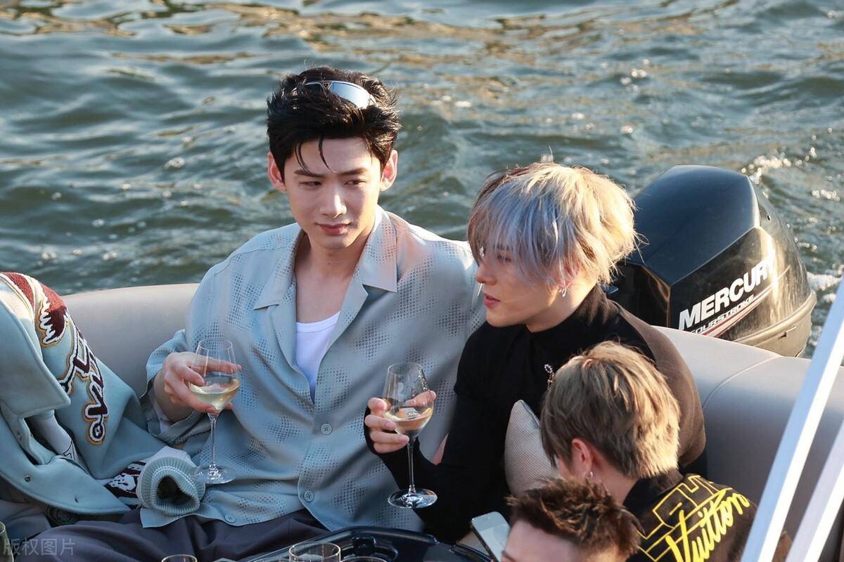 王嘉尔白敬亭俊杰等乘船去看秀,沿途风景绝美,好羡慕上流社会!