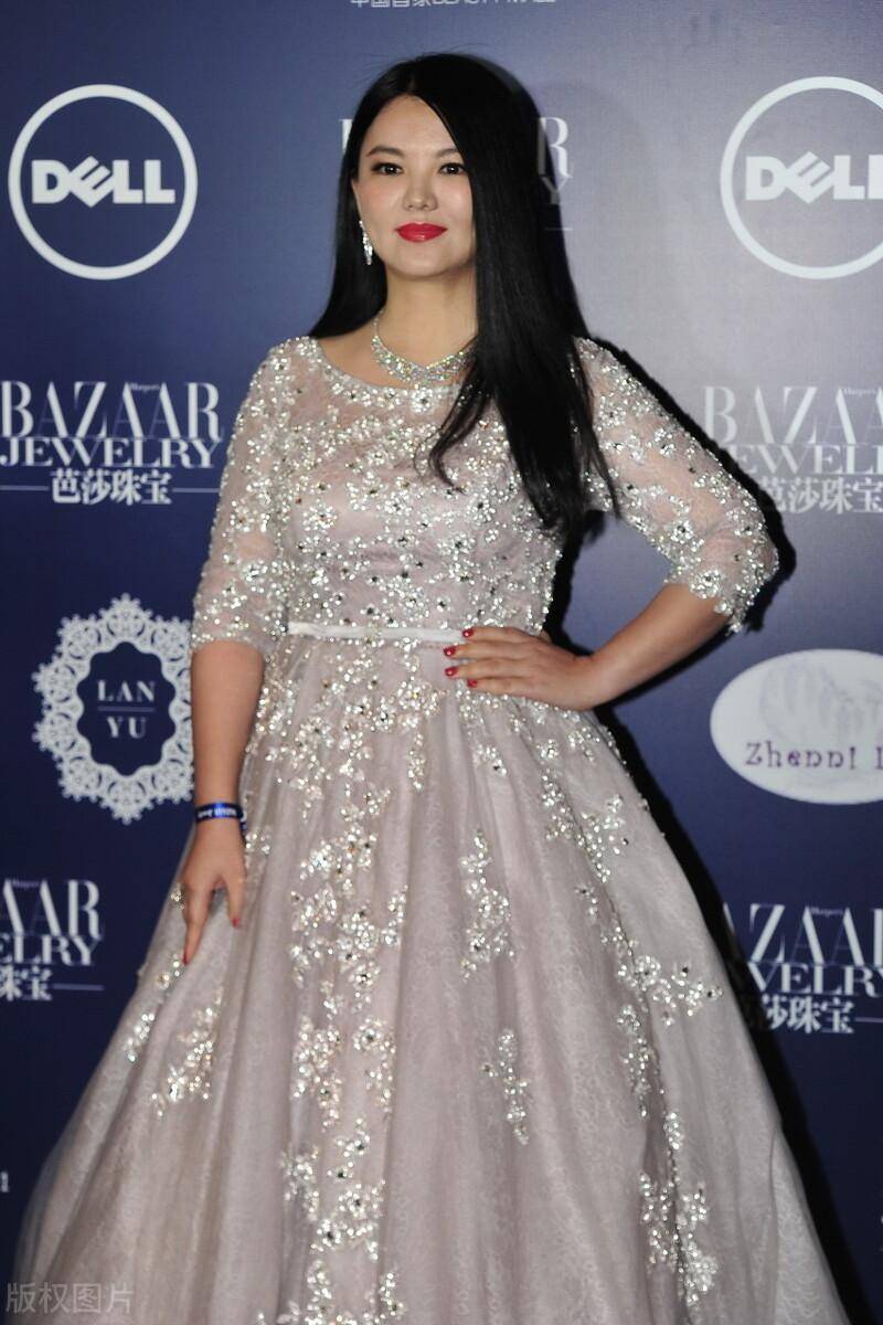 李湘的"肉感"身材真耐看,小黑裙配丝袜优雅贵气,比宁静还要美_时尚