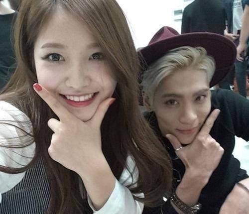 钟铉出殡,女艺人冲到前排并频繁看镜头,被指恶意抢镜_yeri_泰妍_新歌