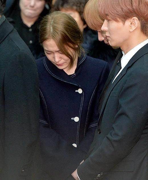 钟铉出殡,女艺人冲到前排并频繁看镜头,被指恶意抢镜_yeri_泰妍_新歌