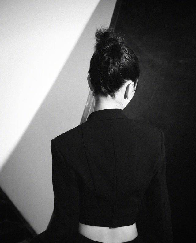 周冬雨真会"玩",裤子长到把鞋子都遮住了,网友:不怕摔倒吗?