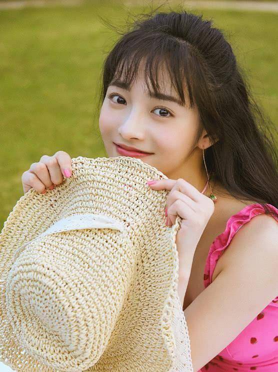 周洁琼终于把长发扎起来,双马尾辫发型配贝雷帽,可爱有气质!