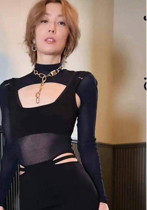 郑秀文晒出写真照,一头短发十分随意,下颚角非常分明_运动_穿着_照片