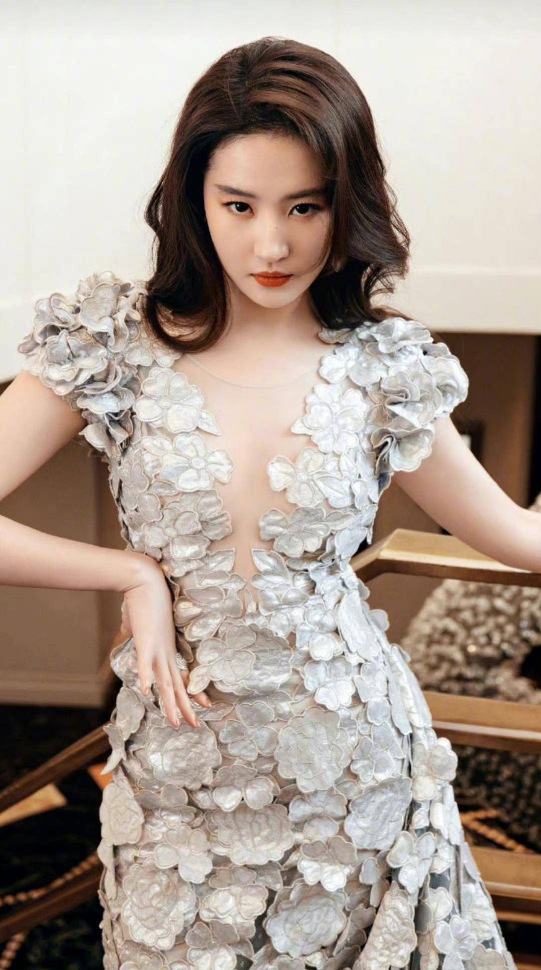 名照:刘亦菲漂亮的深v花瓣裙长裙,优雅奢华_下巴_公主_右手