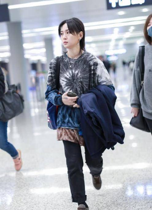 周笔畅的机场照变化真大,画眼线精神好,穿扎染拼接卫衣酷劲十足_设计