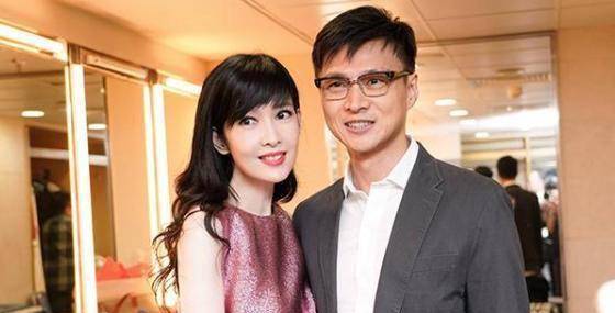 周慧敏遭如今54岁颜值依旧_倪震_陈德彰_初恋