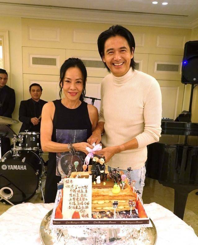 周润发63岁生日,太太邀亲友庆祝,发哥与谢贤嘴对嘴搞怪!