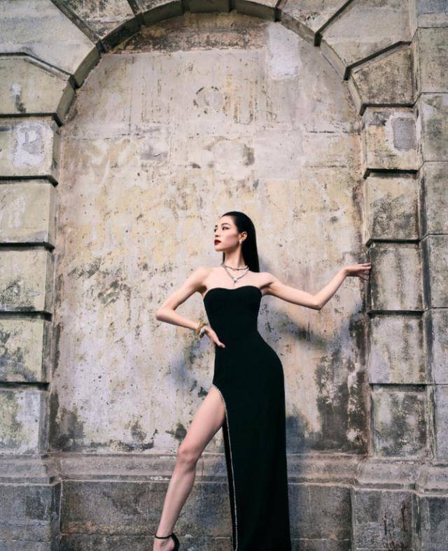 钟楚曦的"铡刀站"绝了,看她双腿怎么放,身高不足1米68难模仿_时尚