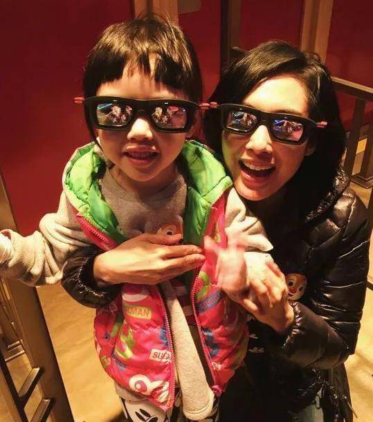 朱茵晒女儿正脸神似应采儿儿子jasper,鼻子与朱茵如复制粘贴_爸爸