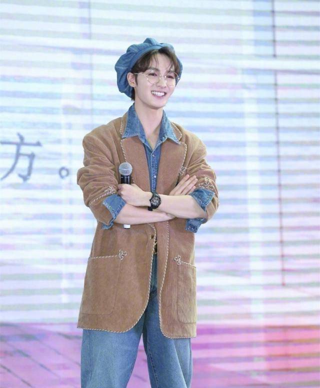 朱正廷和易烊千玺,同是画家帽造型,年纪轻但气场不输!