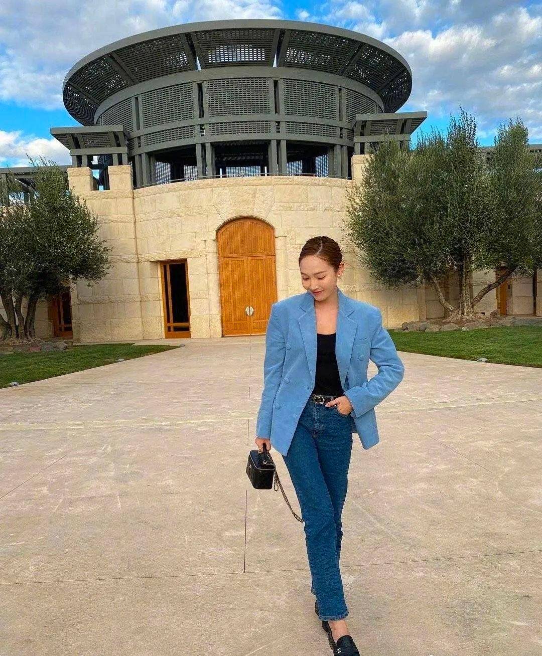 郑秀妍太会穿了,格纹毛衣配玛丽珍鞋,冬天点亮全场,贵气逼人_牛仔裤