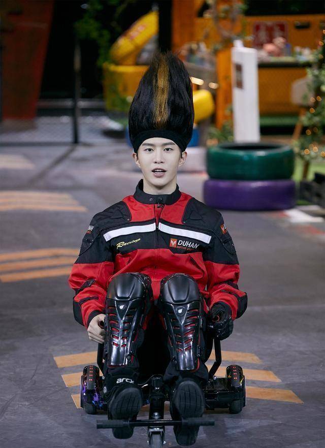 范丞丞顶扫把头造型上综艺,金句频出笑坏何炅_头套_节目_头发