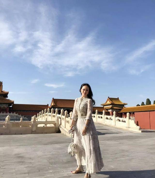 不普通,她与不少星二代都是好朋友,比如欧阳娜娜,梁家辉的女儿梁颖晨