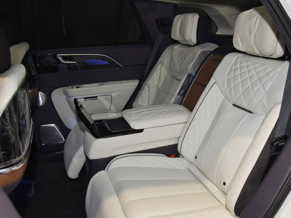 至少在小编看来,红旗e-hs9的驾驶舱豪华程度丝毫不输库里南.