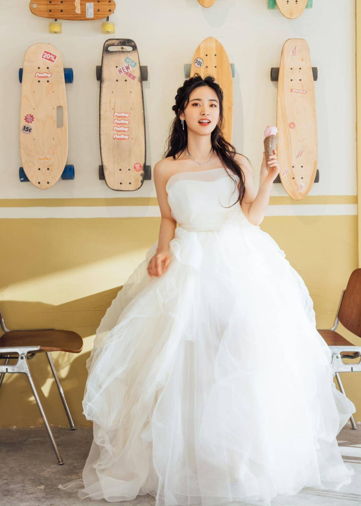 沈月像没长大的小女孩,穿娃娃领衬衫配格子裤,身材普通却很甜美