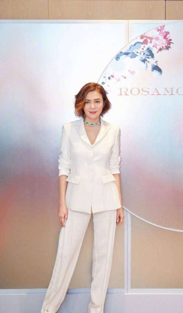 中年妇女穿搭的楷模关之琳,绿色外套配小红靴,洋气又有气质_身材_活力