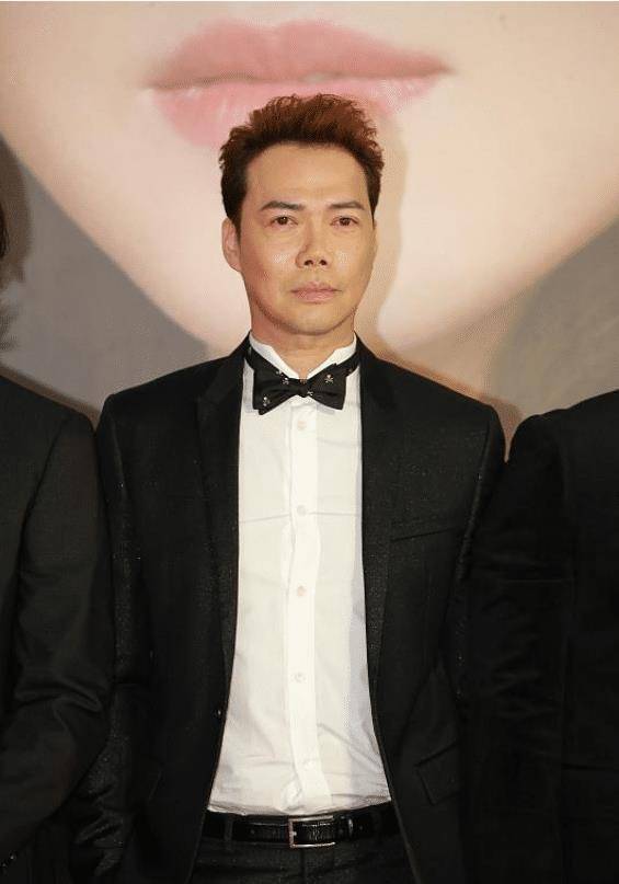 有些人会比较陌生,但他曾经在香港娱乐圈是非常红的,当初他与陈小春