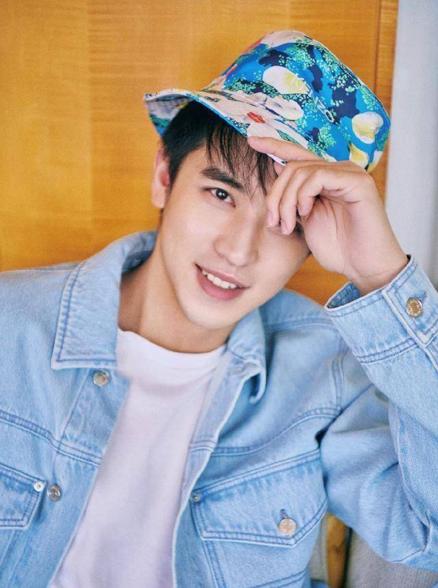 许魏洲的颜值也是没得说的,才艺功夫不错,容貌又好