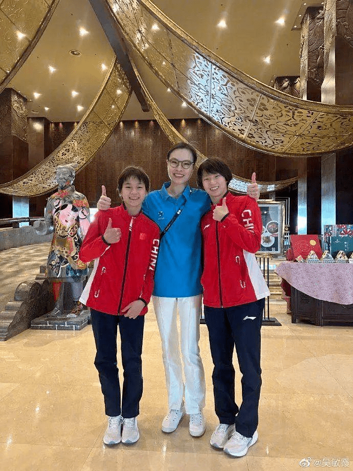 郭晶晶同框吴敏霞输太多,梨形身材穿紧身裤像大婶,她还少女身材_显得