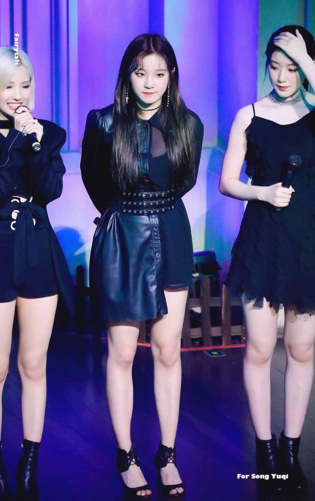 宋雨琦的腿是粗,但她有队里最细的蜂腰,绑皮带还要绕三圈,绝了_一身