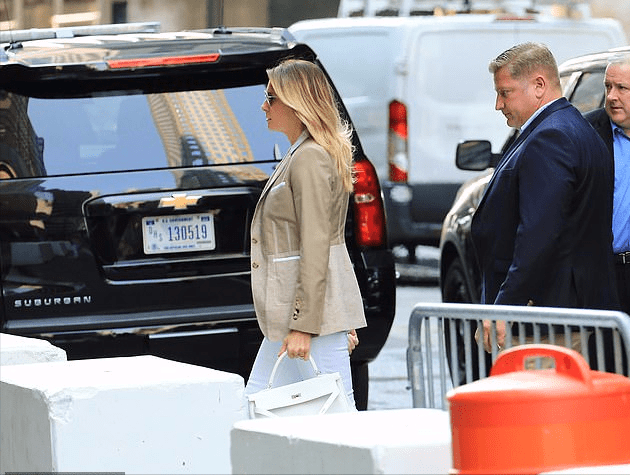 第一夫人时的西装造型此前第一夫人的身份让梅拉尼娅受到了很大的束缚