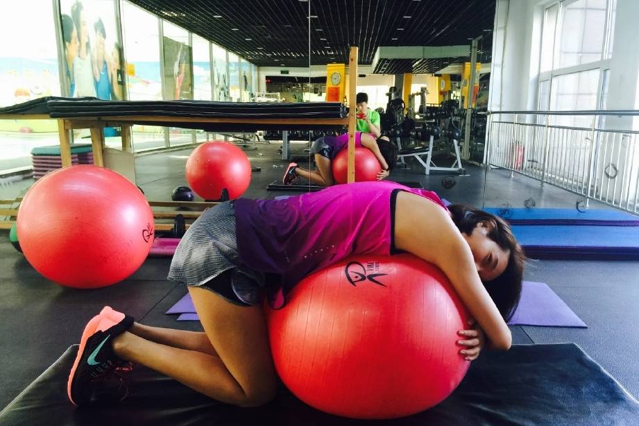 多才多艺爱健身的朱丹,曾经的主持界红人,现在依旧风采不减_运动_身材