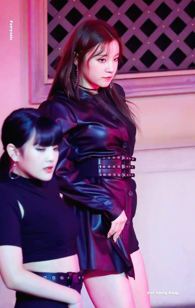 宋雨琦的腿是粗,但她有队里最细的蜂腰,绑皮带还要绕三圈,绝了_一身