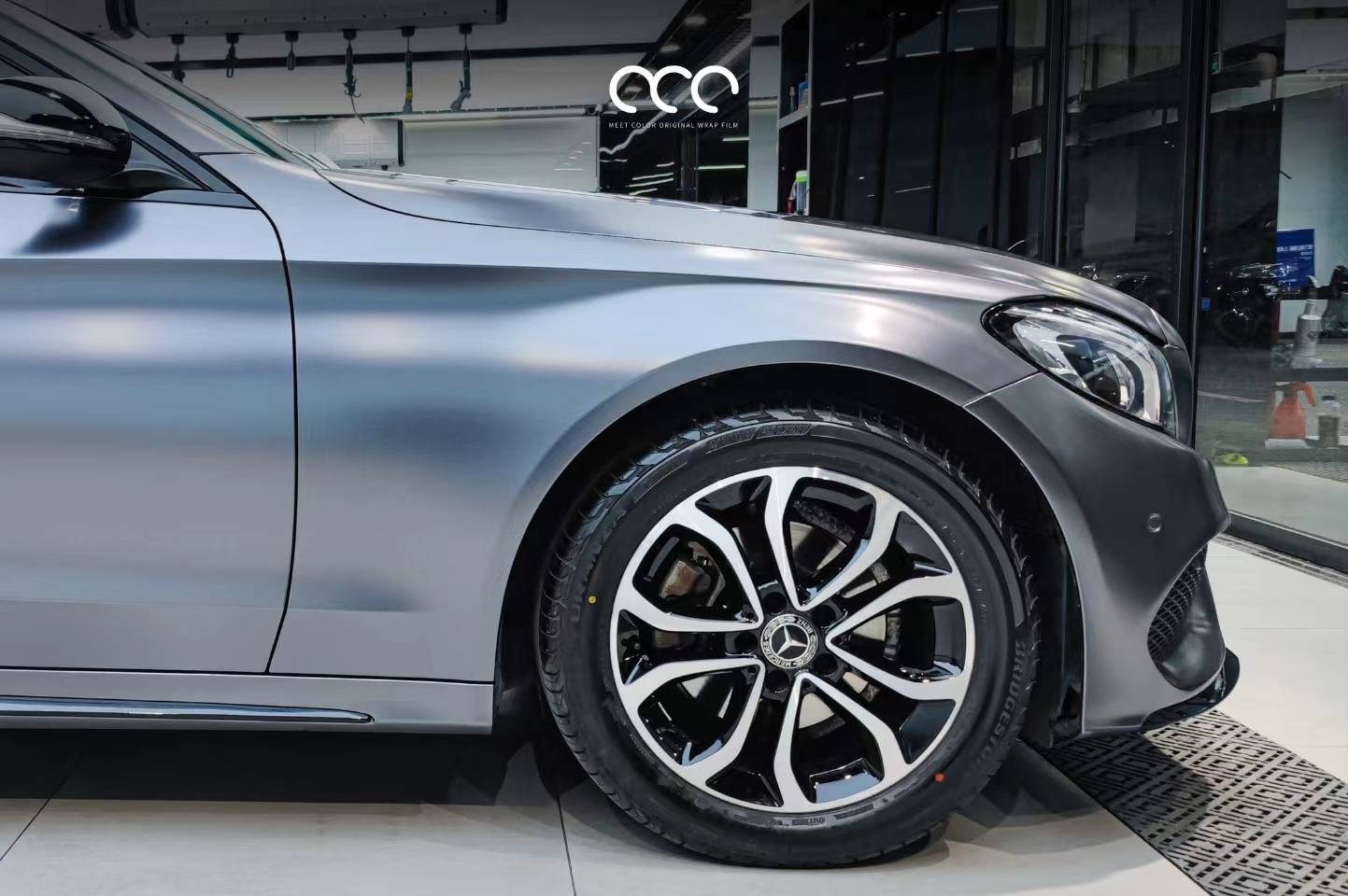 奔驰c级漫彩改色膜电光金属深空灰,战斗力十足