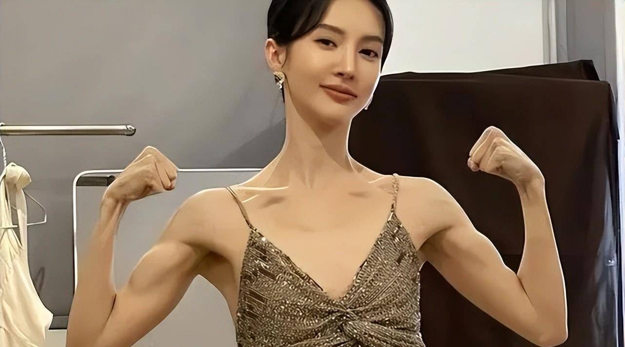 比张天爱的"骷髅架子"还要夸张的,还有金晨.