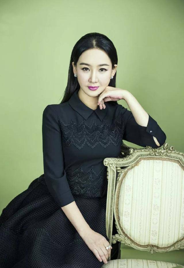 孙楠前妻买红妹近照,穿公主裙49岁笑容甜美,与50岁孙楠似两代人_时尚
