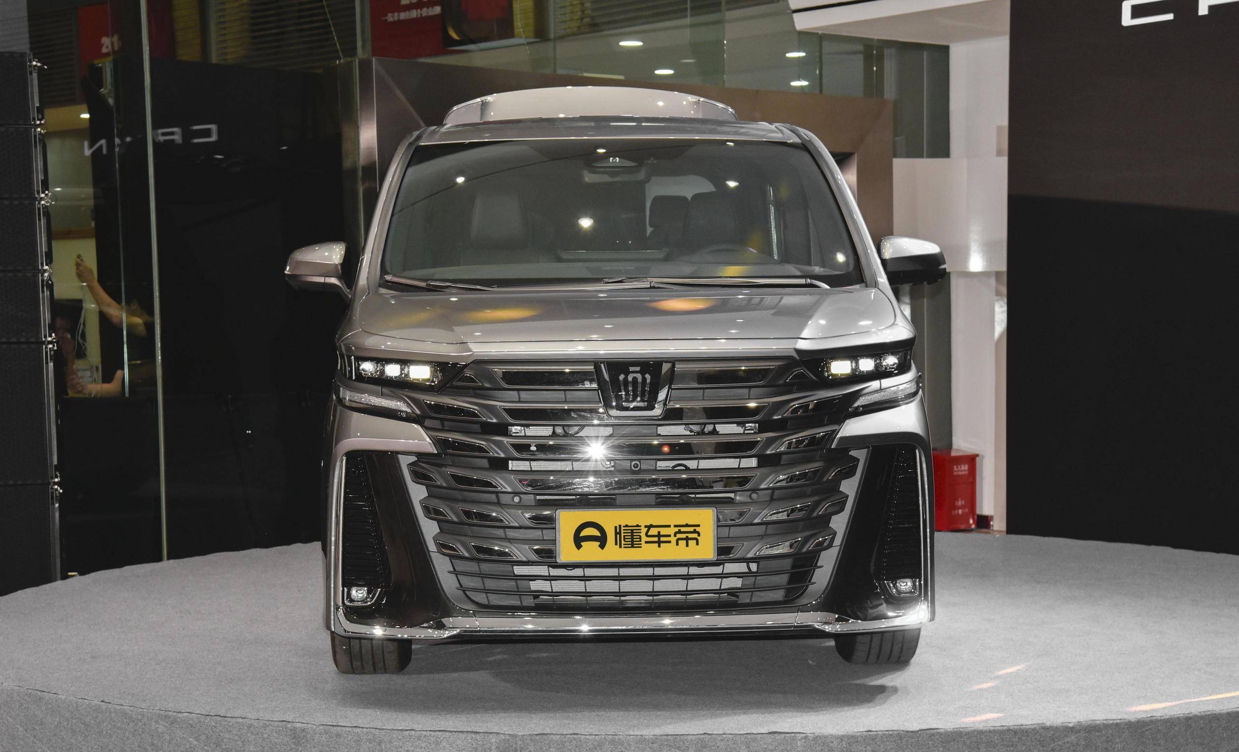 售价89.9万元起,全新丰田皇冠威尔法上市,原厂车衣选装2万元