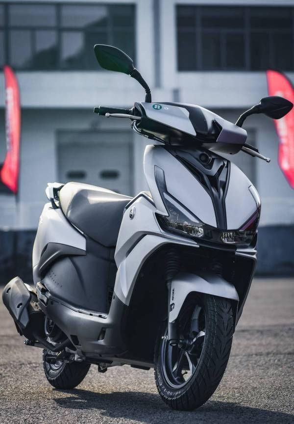 简单聊聊钱江鸿125:abs tcs组合,满足该价位段刚需_搜狐汽车_搜狐网